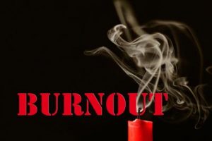Das Burnout-Syndrom kennzeichnet eine Phase psychischer Erschöpfung. Man fühlt sich „ausgebrannt”.
